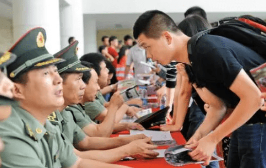 本科畢業(yè)大學(xué)生當(dāng)兵政策2021，機(jī)遇與挑戰(zhàn)并存，本科畢業(yè)大學(xué)生當(dāng)兵政策2021，機(jī)遇與挑戰(zhàn)并存解析