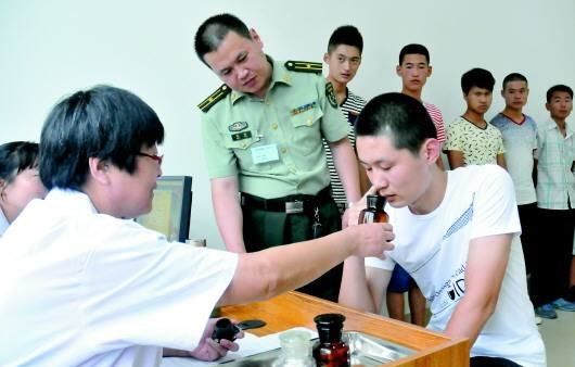 男兵體檢的尷尬圖，理解與尊重的重要性，男兵體檢中的尊重與理解的必要性，尷尬瞬間的思考