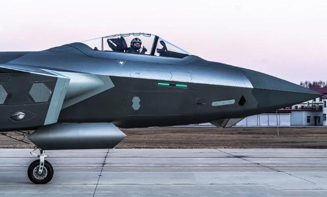 殲20與F22，兩款頂尖戰(zhàn)斗機的深度對比，殲20與F22頂尖戰(zhàn)斗機深度對比，性能、技術差異解析