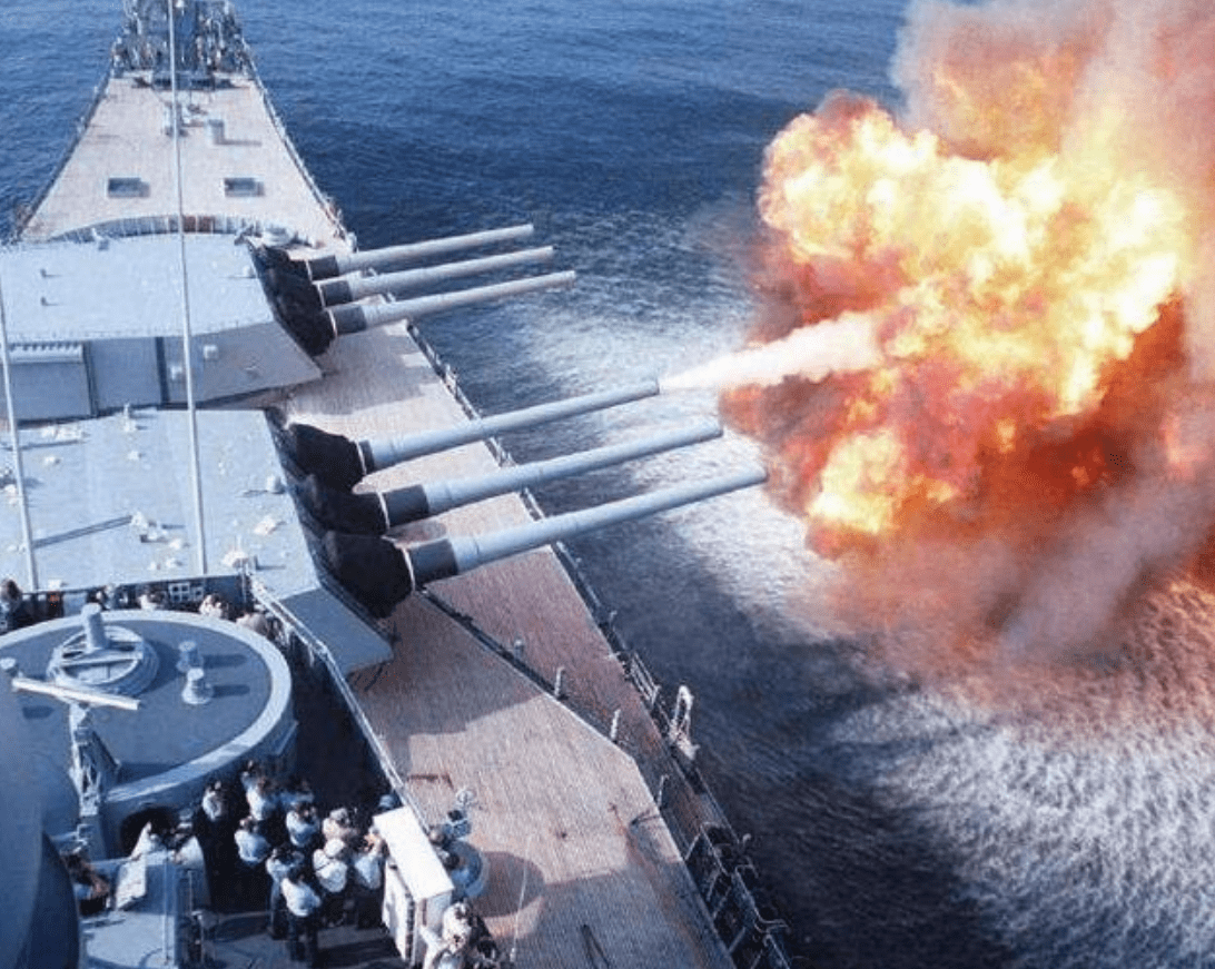 為什么岸炮打不過艦炮，深度解析背后的原因，岸炮與艦炮的較量，解析背后的原因與差異