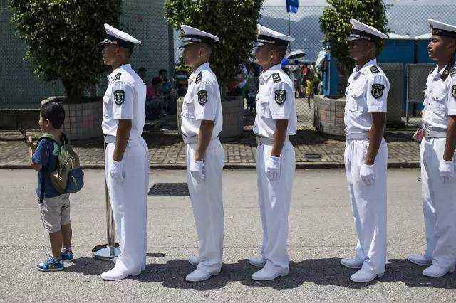 駐港部隊為什么只有6000人，規(guī)模背后的深層原因解析，駐港部隊規(guī)模背后的深層原因解析，為何只有6000人？