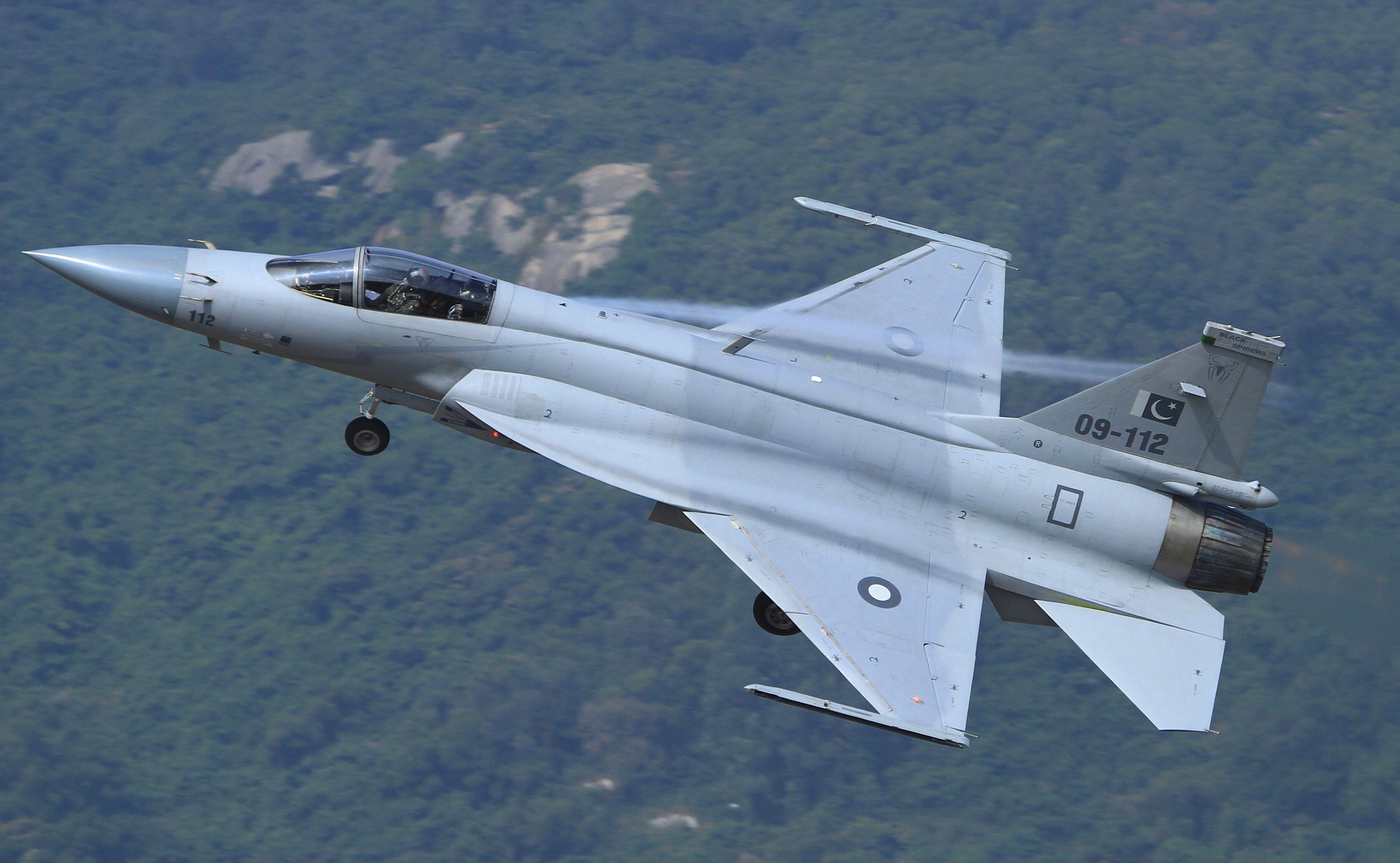 梟龍戰(zhàn)斗機(jī)圖片，展現(xiàn)中國(guó)空軍力量的驕傲，梟龍戰(zhàn)斗機(jī)風(fēng)采，中國(guó)空軍力量的驕傲圖片展示