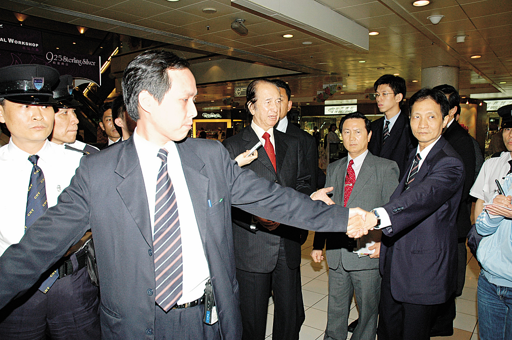 香港劉伯淐王中王一肖特，揭秘神秘人物與獨(dú)特預(yù)測(cè)方法，揭秘香港劉伯淐王中王一肖特，神秘預(yù)測(cè)方法與人物探秘