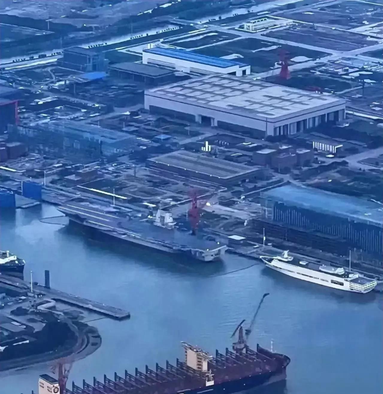 遼寧艦與山東艦，究竟誰(shuí)更大？深度解析兩艘航母的規(guī)模和實(shí)力對(duì)比，遼寧艦與山東艦規(guī)模與實(shí)力深度對(duì)比，誰(shuí)更大？