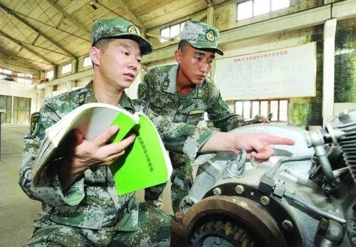 揭秘一級(jí)軍士長(zhǎng)，榮譽(yù)與職責(zé)的象征，揭秘一級(jí)軍士長(zhǎng)，榮譽(yù)與職責(zé)的象征之巔