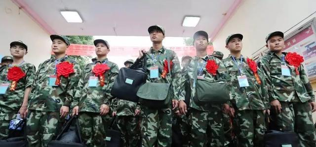 女孩子建議去當兵嗎？——深度探討女性參與軍事的可能性與意義，女性參與軍事的可能性與意義，深度探討女孩子是否應該去當兵？