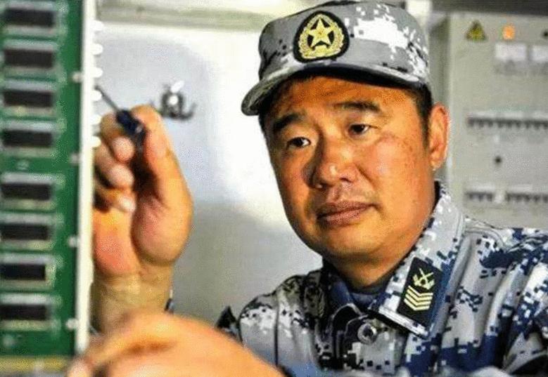 軍士長和少尉誰大？揭秘軍隊中的等級制度，揭秘軍隊等級制度，軍士長與少尉的職級對比與解析