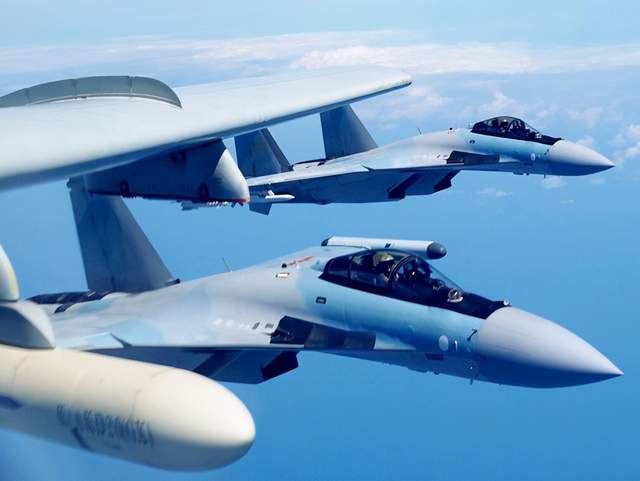 殲11B與殲-16，兩款戰(zhàn)斗機(jī)的深度對比，殲11B與殲-16深度對比解析，兩款戰(zhàn)斗機(jī)的性能差異與優(yōu)劣分析