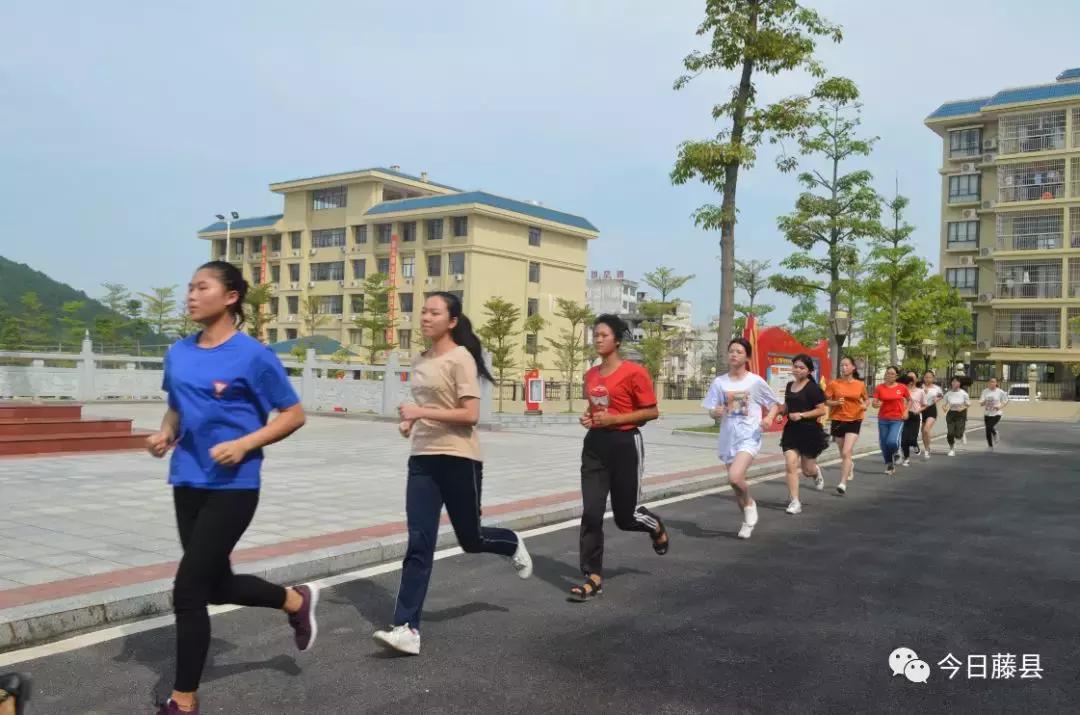 女兵初審不僅僅關(guān)注高考成績(jī)，女兵初審，成績(jī)之外的重要考量