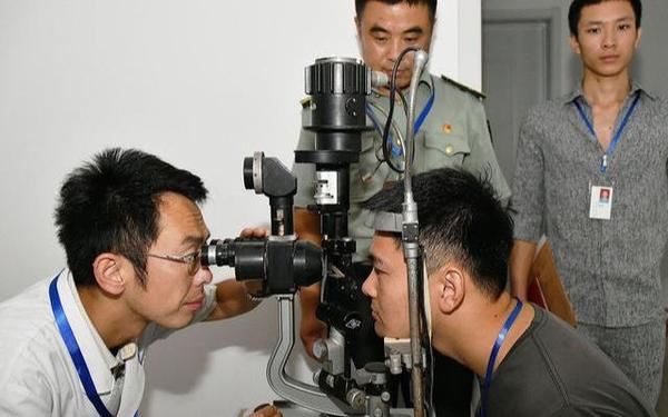 近視眼患者能否報考軍校？全面解讀招生政策與視力要求，近視眼患者報考軍校指南，招生政策與視力要求全面解讀