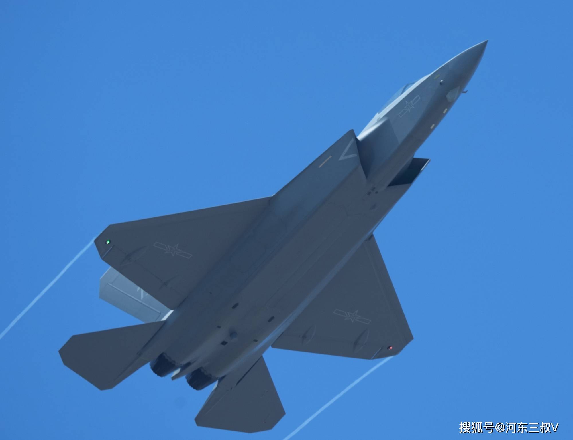 殲-35A戰(zhàn)斗機，兩次飛行展現(xiàn)量產(chǎn)實力展望，殲-35A戰(zhàn)斗機量產(chǎn)展望，兩次飛行展現(xiàn)實力與未來展望