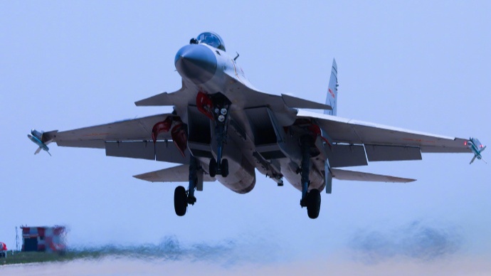 殲-15戰(zhàn)機(jī)再次出擊，展現(xiàn)空中力量的輝煌，殲-15戰(zhàn)機(jī)再度升空，空中力量輝煌展現(xiàn)