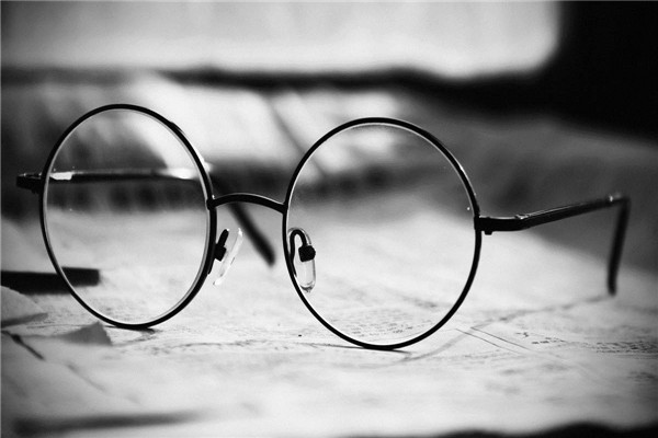 為什么不建議在醫(yī)院配眼鏡？全面解析背后的原因，為何醫(yī)院配鏡不推薦？深度剖析背后原因。